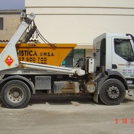Camión transporte de contenedores de escombros
